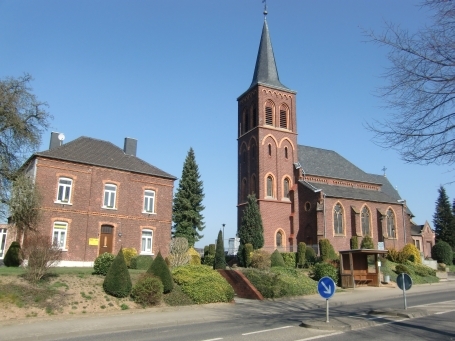 Geilenkirchen-Süggerath : Jan-von-Werth Straße, Pfarrhaus und kath. Kirche Heilig Kreuz